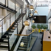 Stilfull trapp i kontorlokaler utført av NOR entreprenør i Oslo