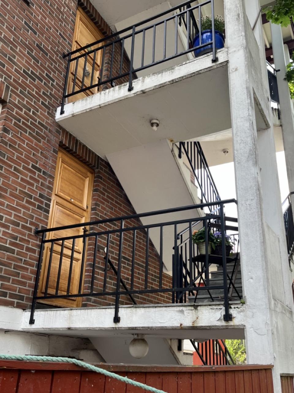 Rehabilitering av skadet betong og rust i  armering på et utvendig trappehus i Våghalsen 12 i Oslo. 
