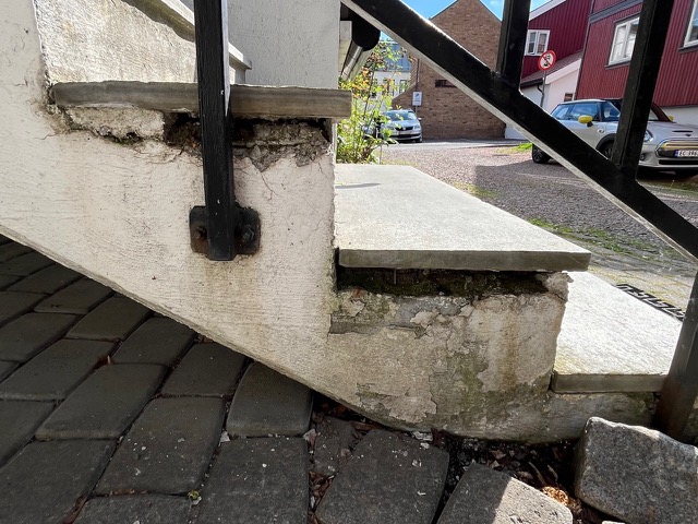 Rehabilitering av skadet betong på et utvendig trappehus i Våghalsen 12 i Oslo. 