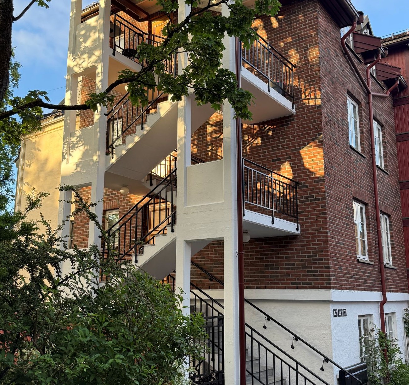 Vask og rehabilitering av betong på utvendig trappehus Våghalsen 12 i Oslo.